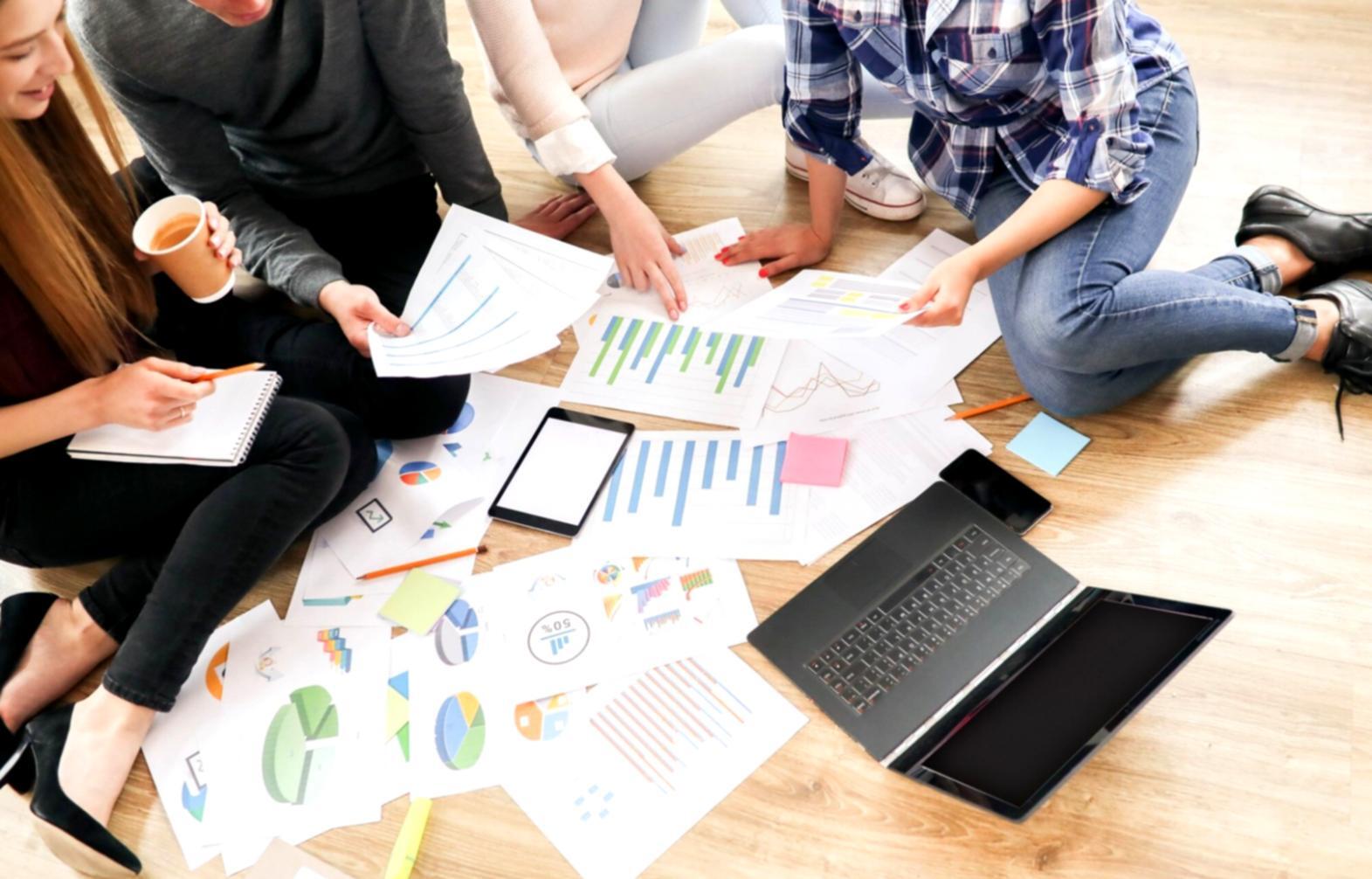 Documentación financiera siendo revisada por expertos