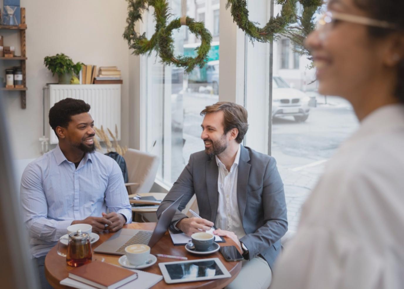 Sesión de trabajo del equipo miravexial analizando casos reales